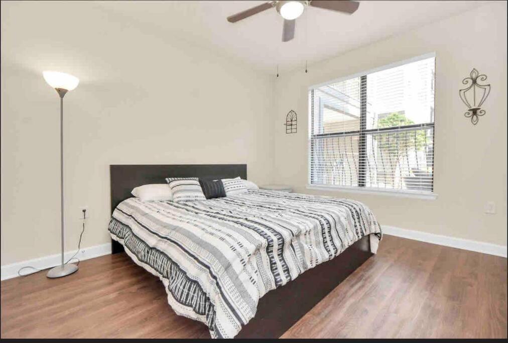 Luxury 1Bedroom/Pool View/ Galleria W/Study Desk Houston Exteriör bild