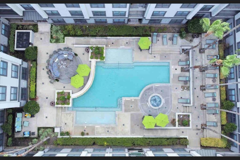 Luxury 1Bedroom/Pool View/ Galleria W/Study Desk Houston Exteriör bild